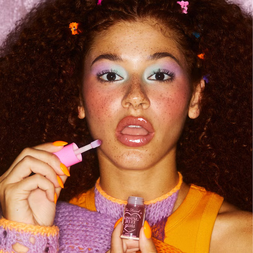 Too Faced – Kissing Jelly Gloss en tono Raspberry 4.5 ml